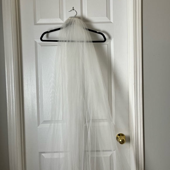 WHITE CLASSIC WEDDING VEIL - Picture 3 of 4